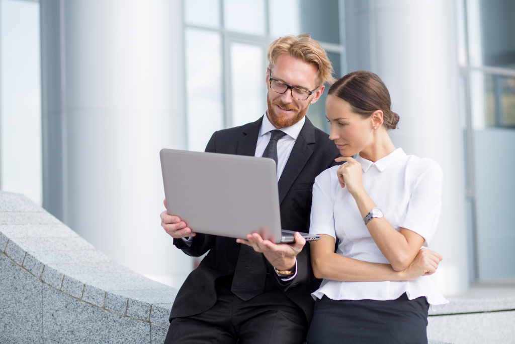 meeting-business-people-red-haired-man-glasses-keeping-laptop-showith-pretty-woman-smth-screen.jpeg meeting-business-people-red-haired-man-glasses-keeping-laptop-showith-pretty-woman-smth-screen.jpeg